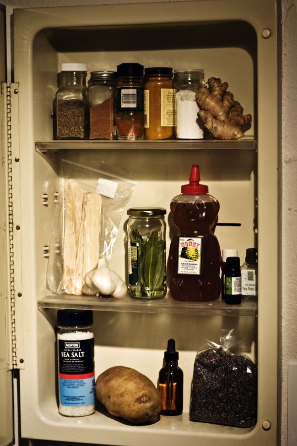 Your Natural Medicine Cabinet : Remedies for Cuts, Scrapes, and Burns